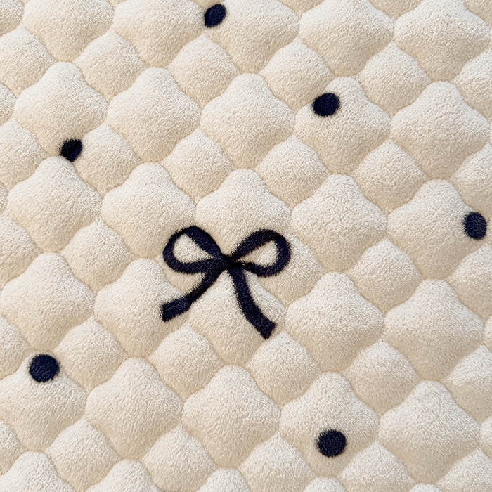 91家纺网 家纺一手货源 找家纺 喜居 2025新款高克重印花牛奶绒夹棉床褥床垫子褥子床护垫 波点蝴蝶结