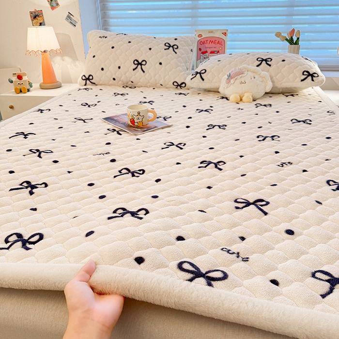 91家纺网 家纺一手货源 找家纺 喜居 2025新款高克重印花牛奶绒夹棉床褥床垫子褥子床护垫 波点蝴蝶结