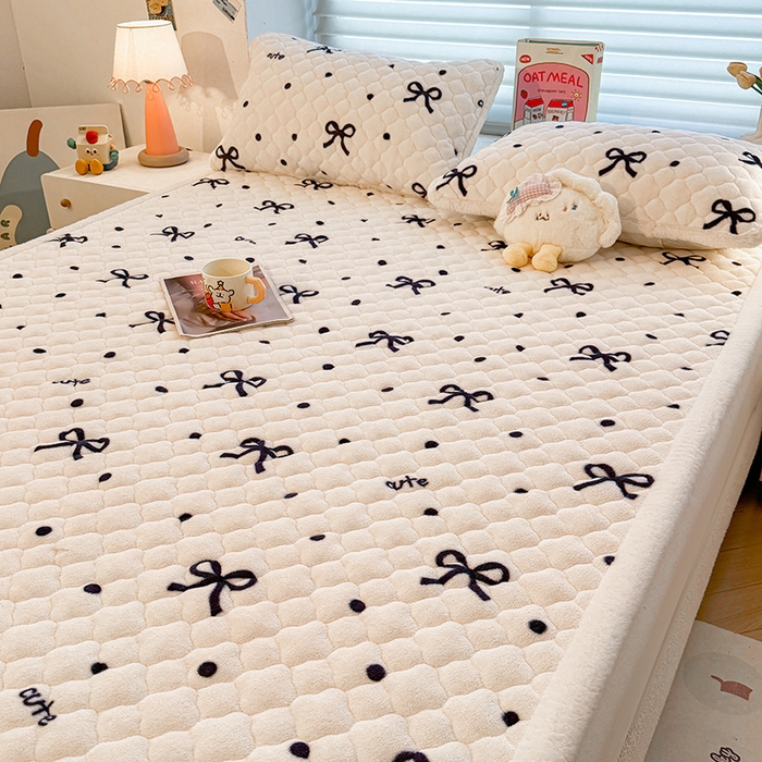 91家纺网 家纺一手货源 找家纺 喜居 2025新款高克重印花牛奶绒夹棉床褥床垫子褥子床护垫 波点蝴蝶结
