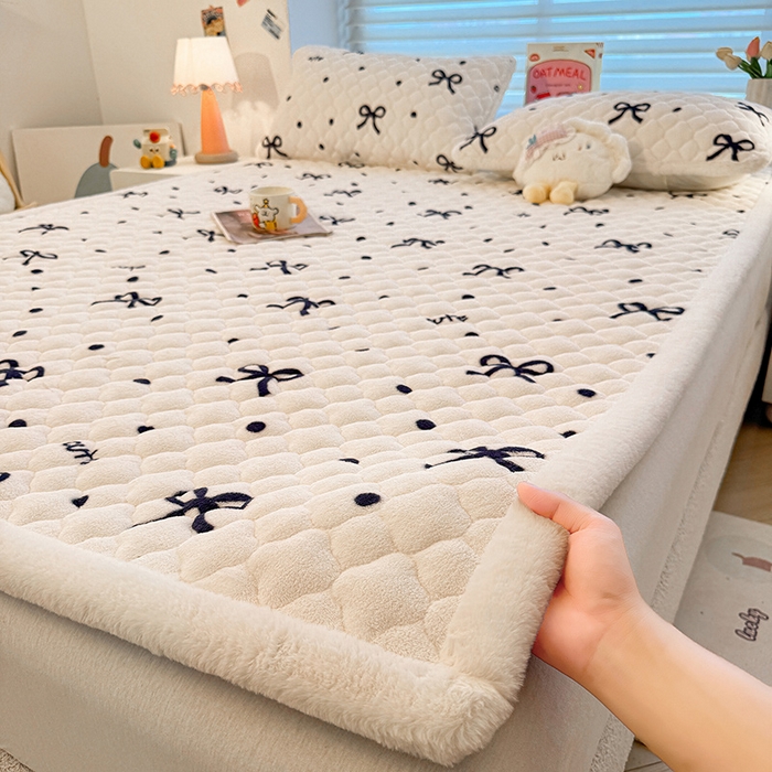 91家纺网 家纺一手货源 找家纺 喜居 2025新款高克重印花牛奶绒夹棉床褥床垫子褥子床护垫 波点蝴蝶结