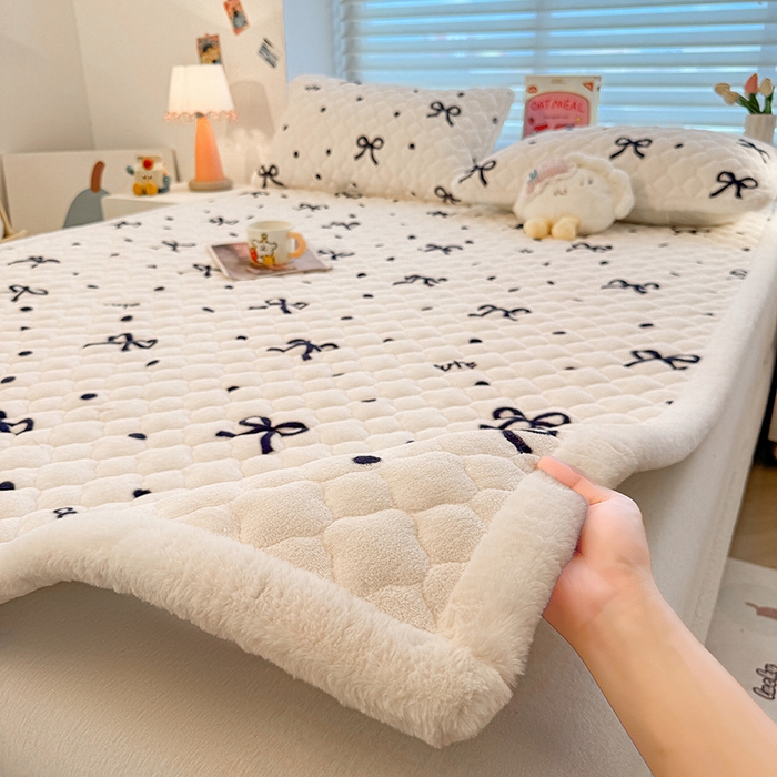 91家纺网 家纺一手货源 找家纺 喜居 2025新款高克重印花牛奶绒夹棉床褥床垫子褥子床护垫 波点蝴蝶结