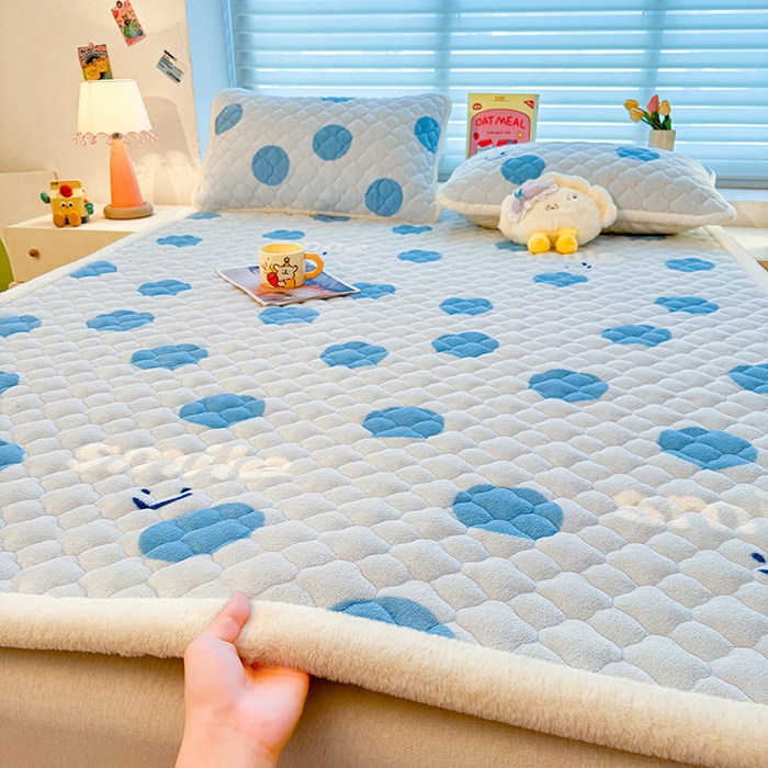 91家纺网 家纺一手货源 找家纺 喜居 2025新款高克重印花牛奶绒夹棉床褥床垫子褥子床护垫 波点微笑