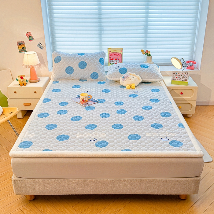 91家纺网 家纺一手货源 找家纺 喜居 2025新款高克重印花牛奶绒夹棉床褥床垫子褥子床护垫 波点微笑