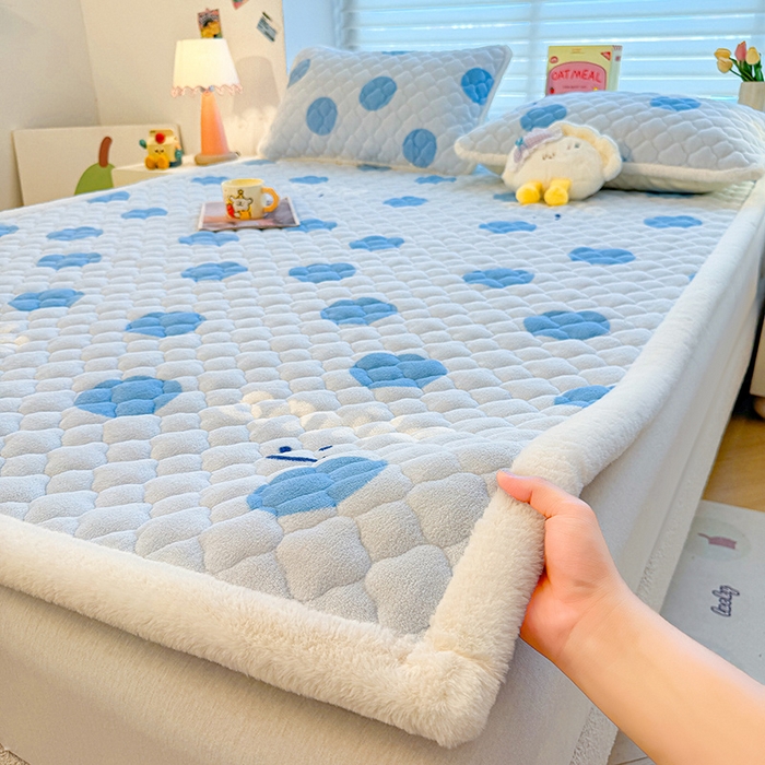 91家纺网 家纺一手货源 找家纺 喜居 2025新款高克重印花牛奶绒夹棉床褥床垫子褥子床护垫 波点微笑