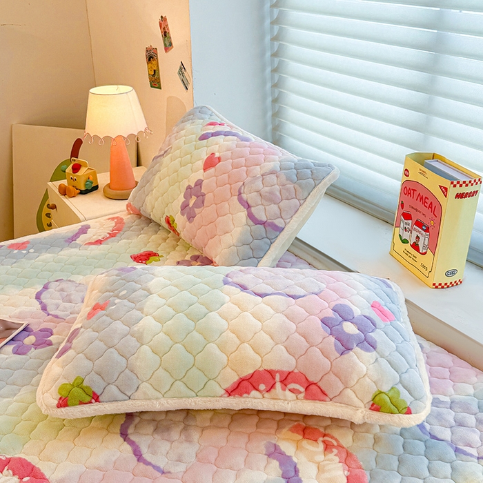 91家纺网 家纺一手货源 找家纺 喜居 2025新款高克重印花牛奶绒夹棉床褥床垫子褥子床护垫 彩虹草莓