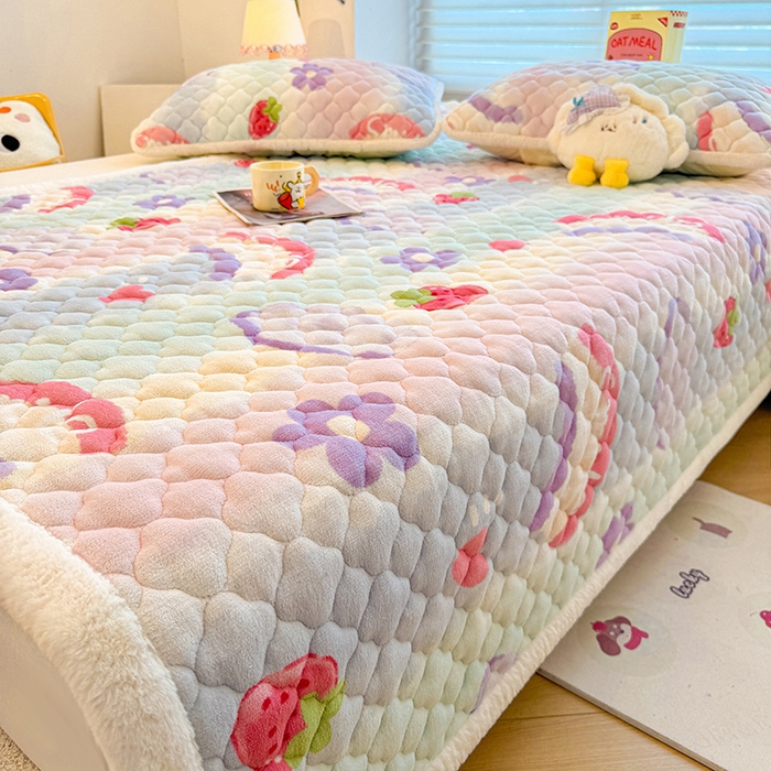 91家纺网 家纺一手货源 找家纺 喜居 2025新款高克重印花牛奶绒夹棉床褥床垫子褥子床护垫 彩虹草莓