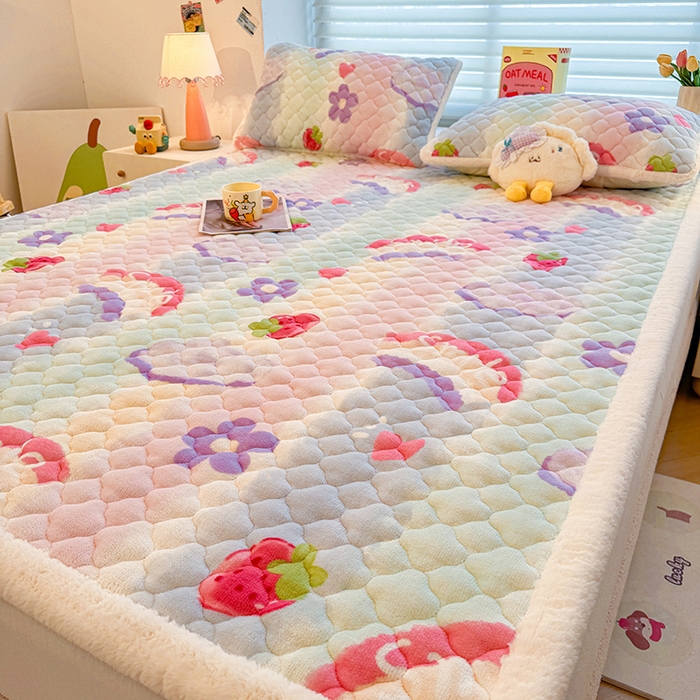 91家纺网 家纺一手货源 找家纺 喜居 2025新款高克重印花牛奶绒夹棉床褥床垫子褥子床护垫 彩虹草莓