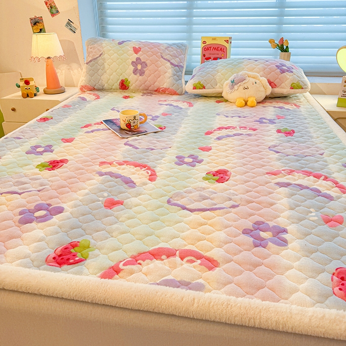 91家纺网 家纺一手货源 找家纺 喜居 2025新款高克重印花牛奶绒夹棉床褥床垫子褥子床护垫 彩虹草莓