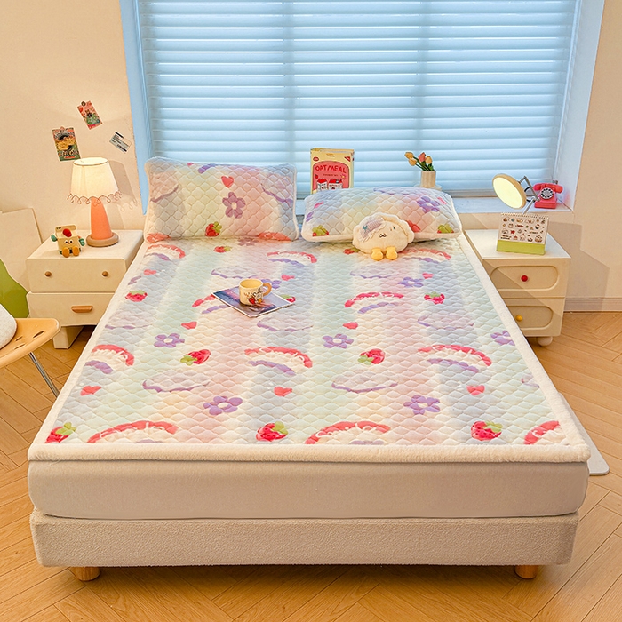 91家纺网 家纺一手货源 找家纺 喜居 2025新款高克重印花牛奶绒夹棉床褥床垫子褥子床护垫 彩虹草莓