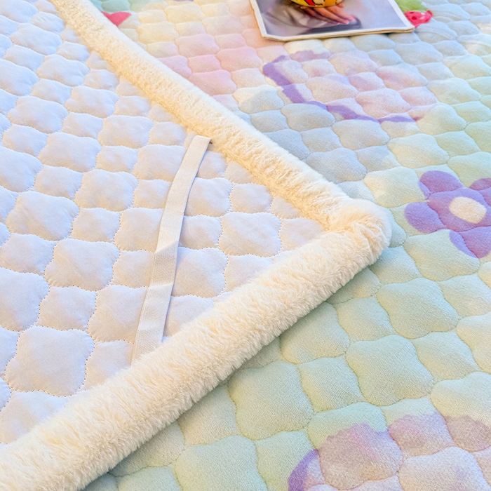 91家纺网 家纺一手货源 找家纺 喜居 2025新款高克重印花牛奶绒夹棉床褥床垫子褥子床护垫 彩虹草莓