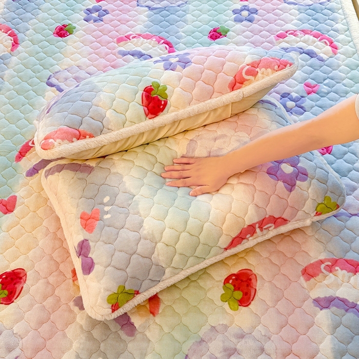 91家纺网 家纺一手货源 找家纺 喜居 2025新款高克重印花牛奶绒夹棉床褥床垫子褥子床护垫 彩虹草莓