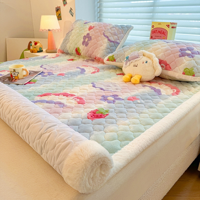 91家纺网 家纺一手货源 找家纺 喜居 2025新款高克重印花牛奶绒夹棉床褥床垫子褥子床护垫 彩虹草莓