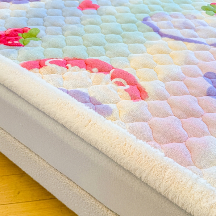 91家纺网 家纺一手货源 找家纺 喜居 2025新款高克重印花牛奶绒夹棉床褥床垫子褥子床护垫 彩虹草莓