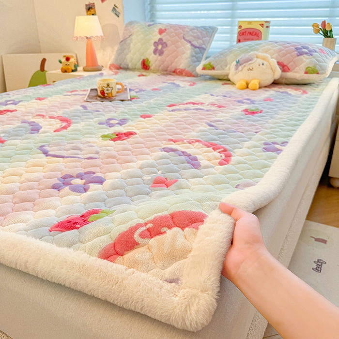 91家纺网 家纺一手货源 找家纺 喜居 2025新款高克重印花牛奶绒夹棉床褥床垫子褥子床护垫 彩虹草莓