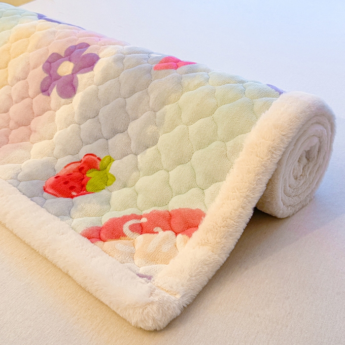 91家纺网 家纺一手货源 找家纺 喜居 2025新款高克重印花牛奶绒夹棉床褥床垫子褥子床护垫 彩虹草莓