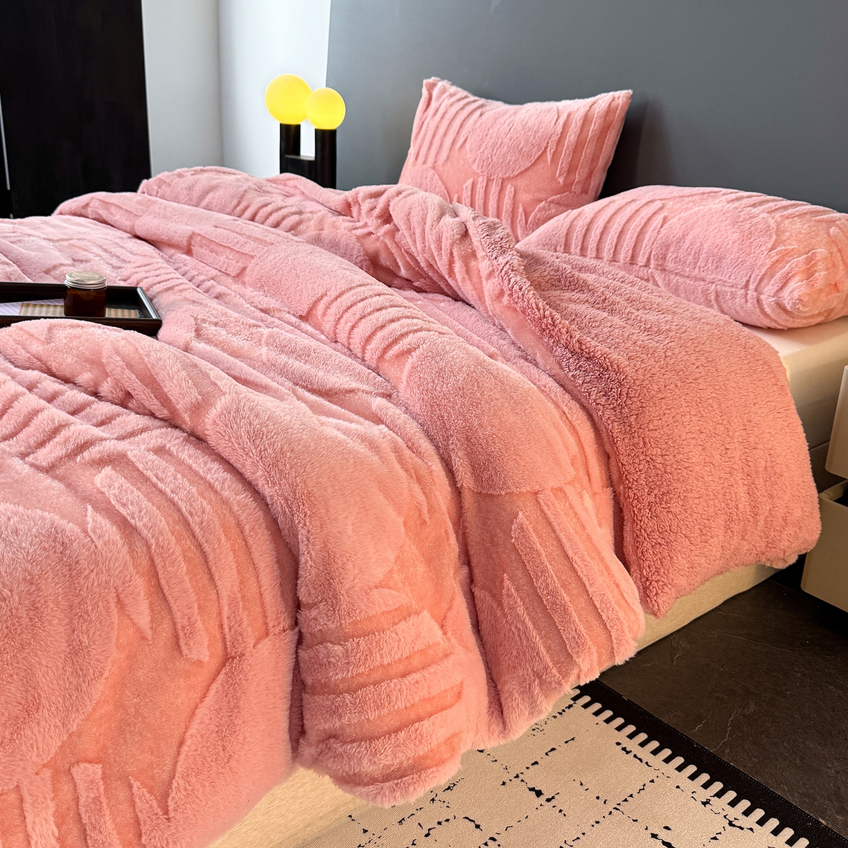 91家纺网 家纺一手货源 找家纺 枋梢家纺 2025新款亮丝兔毛绒兔毛提花北欧几何羊羔绒 双层加厚保暖盖毯 居家午睡保暖毯 几何-粉色