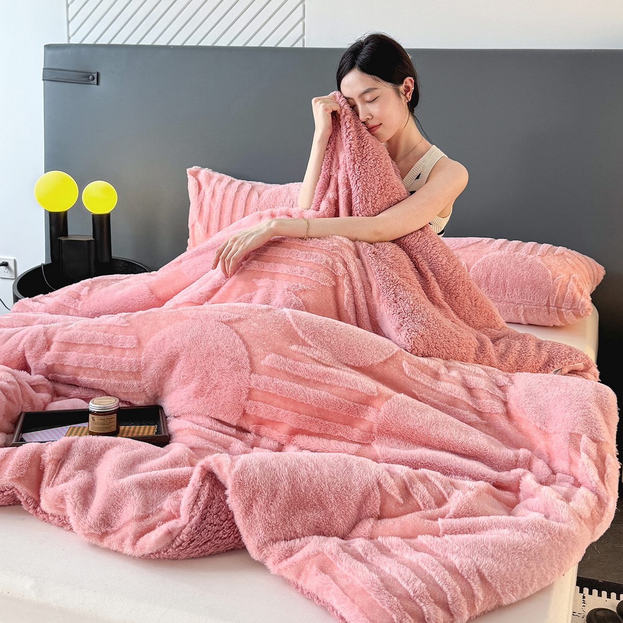 91家纺网 家纺一手货源 找家纺 枋梢家纺 2025新款亮丝兔毛绒兔毛提花北欧几何羊羔绒 双层加厚保暖盖毯 居家午睡保暖毯 几何-粉色