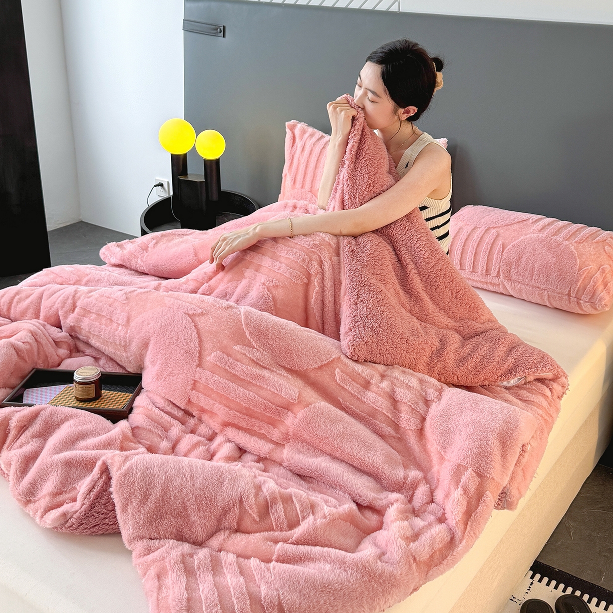 91家纺网 家纺一手货源 找家纺 枋梢家纺 2025新款亮丝兔毛绒兔毛提花北欧几何羊羔绒 双层加厚保暖盖毯 居家午睡保暖毯 几何-粉色