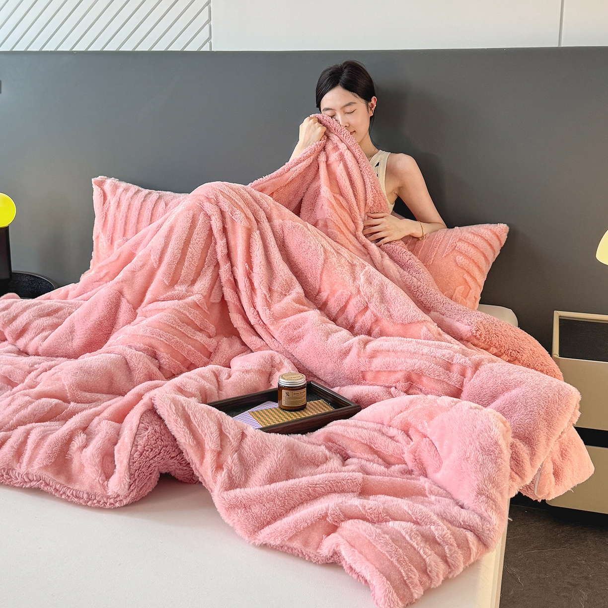 91家纺网 家纺一手货源 找家纺 枋梢家纺 2025新款亮丝兔毛绒兔毛提花北欧几何羊羔绒 双层加厚保暖盖毯 居家午睡保暖毯 几何-粉色