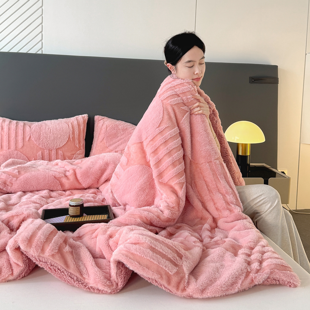 91家纺网 家纺一手货源 找家纺 枋梢家纺 2025新款亮丝兔毛绒兔毛提花北欧几何羊羔绒 双层加厚保暖盖毯 居家午睡保暖毯 几何-粉色