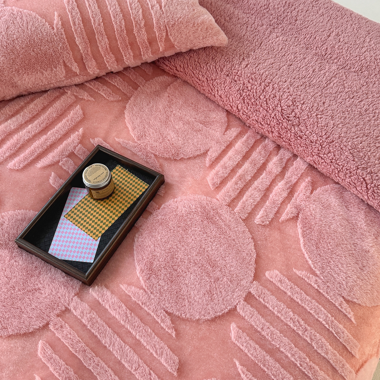 91家纺网 家纺一手货源 找家纺 枋梢家纺 2025新款亮丝兔毛绒兔毛提花北欧几何羊羔绒 双层加厚保暖盖毯 居家午睡保暖毯 几何-粉色