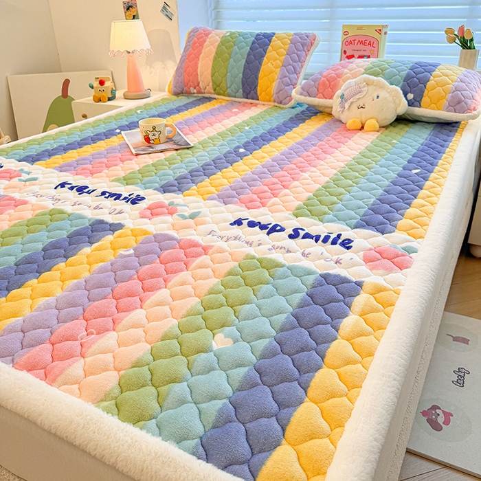 91家纺网 家纺一手货源 找家纺 喜居 2025新款高克重印花牛奶绒夹棉床褥床垫子褥子床护垫 彩虹桃子