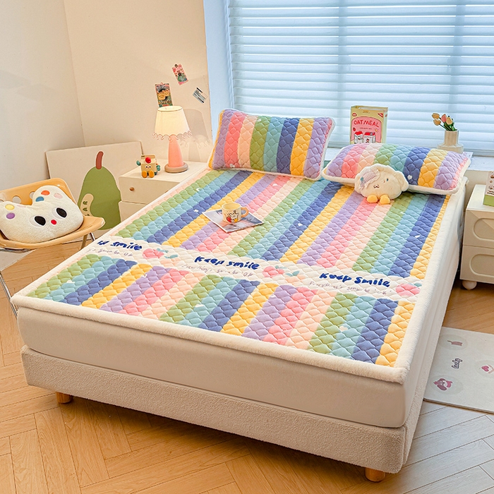 91家纺网 家纺一手货源 找家纺 喜居 2025新款高克重印花牛奶绒夹棉床褥床垫子褥子床护垫 彩虹桃子