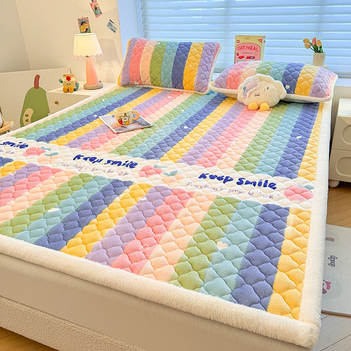 91家纺网 家纺一手货源 找家纺 喜居 2025新款高克重印花牛奶绒夹棉床褥床垫子褥子床护垫 彩虹桃子