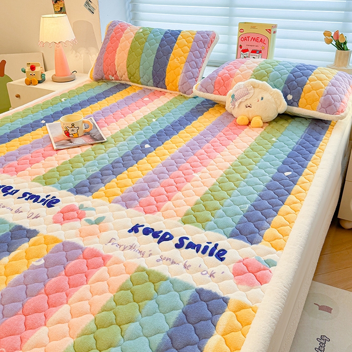 91家纺网 家纺一手货源 找家纺 喜居 2025新款高克重印花牛奶绒夹棉床褥床垫子褥子床护垫 彩虹桃子