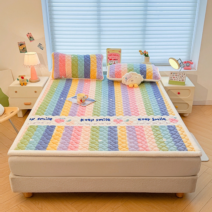 91家纺网 家纺一手货源 找家纺 喜居 2025新款高克重印花牛奶绒夹棉床褥床垫子褥子床护垫 彩虹桃子