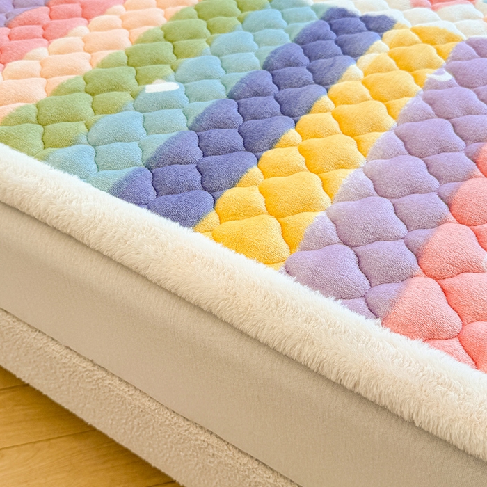 91家纺网 家纺一手货源 找家纺 喜居 2025新款高克重印花牛奶绒夹棉床褥床垫子褥子床护垫 彩虹桃子
