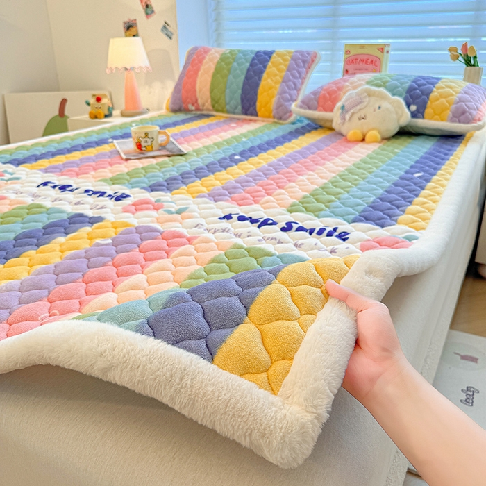 91家纺网 家纺一手货源 找家纺 喜居 2025新款高克重印花牛奶绒夹棉床褥床垫子褥子床护垫 彩虹桃子