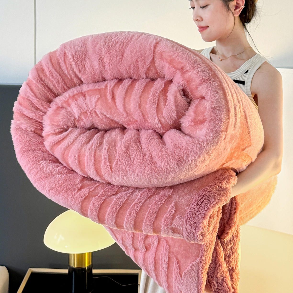 91家纺网 家纺一手货源 找家纺 枋梢家纺 2025新款亮丝兔毛绒兔毛提花北欧几何羊羔绒 双层加厚保暖盖毯 居家午睡保暖毯 几何-粉色