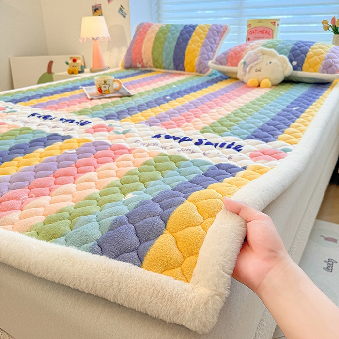 91家纺网 家纺一手货源 找家纺 喜居 2025新款高克重印花牛奶绒夹棉床褥床垫子褥子床护垫 彩虹桃子