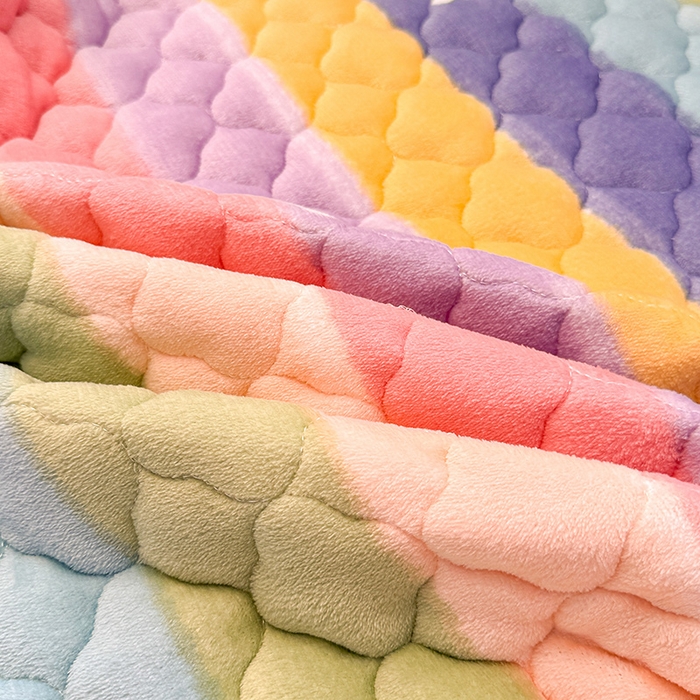 91家纺网 家纺一手货源 找家纺 喜居 2025新款高克重印花牛奶绒夹棉床褥床垫子褥子床护垫 彩虹桃子