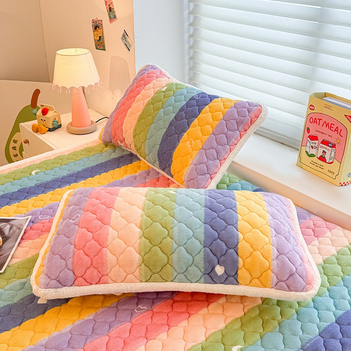 91家纺网 家纺一手货源 找家纺 喜居 2025新款高克重印花牛奶绒夹棉床褥床垫子褥子床护垫 彩虹桃子