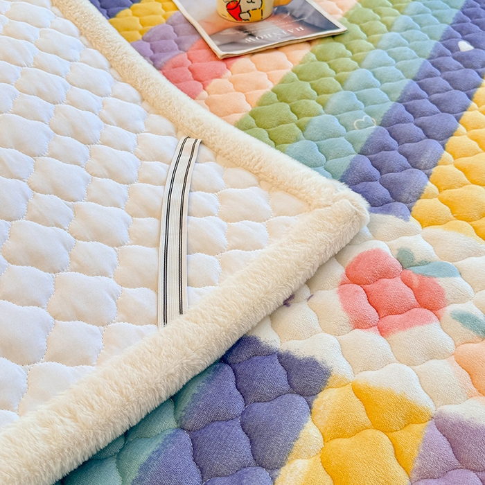 91家纺网 家纺一手货源 找家纺 喜居 2025新款高克重印花牛奶绒夹棉床褥床垫子褥子床护垫 彩虹桃子