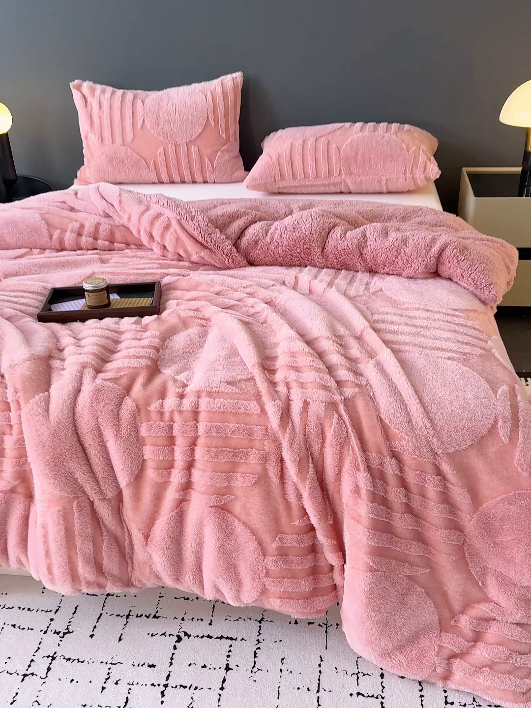 91家纺网 家纺一手货源 找家纺 枋梢家纺 2025新款亮丝兔毛绒兔毛提花北欧几何羊羔绒 双层加厚保暖盖毯 居家午睡保暖毯 几何-粉色