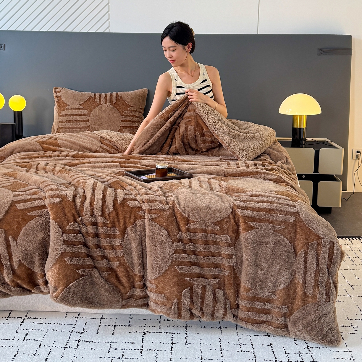 91家纺网 家纺一手货源 找家纺 枋梢家纺 2025新款亮丝兔毛绒兔毛提花北欧几何羊羔绒 双层加厚保暖盖毯 居家午睡保暖毯 几何-咖色