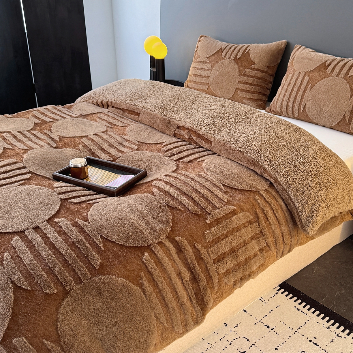 91家纺网 家纺一手货源 找家纺 枋梢家纺 2025新款亮丝兔毛绒兔毛提花北欧几何羊羔绒 双层加厚保暖盖毯 居家午睡保暖毯 几何-咖色