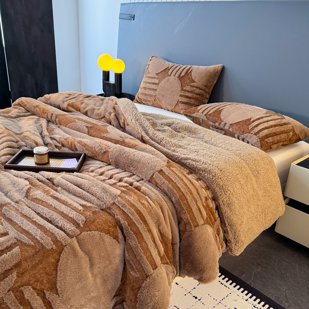 91家纺网 家纺一手货源 找家纺 枋梢家纺 2025新款亮丝兔毛绒兔毛提花北欧几何羊羔绒 双层加厚保暖盖毯 居家午睡保暖毯 几何-咖色