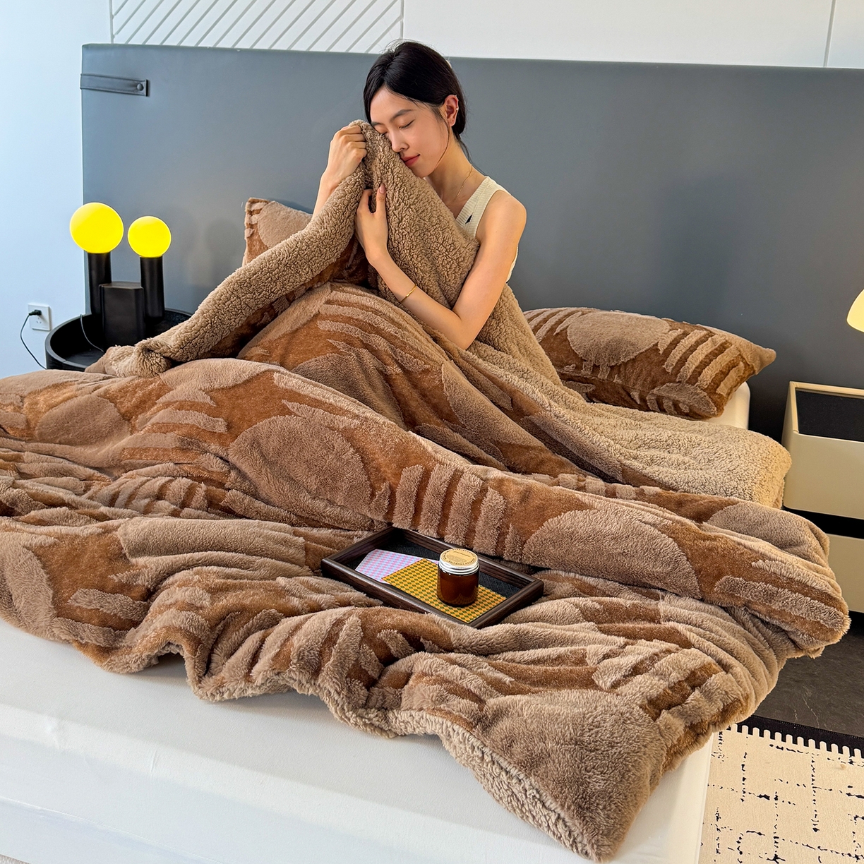 91家纺网 家纺一手货源 找家纺 枋梢家纺 2025新款亮丝兔毛绒兔毛提花北欧几何羊羔绒 双层加厚保暖盖毯 居家午睡保暖毯 几何-咖色