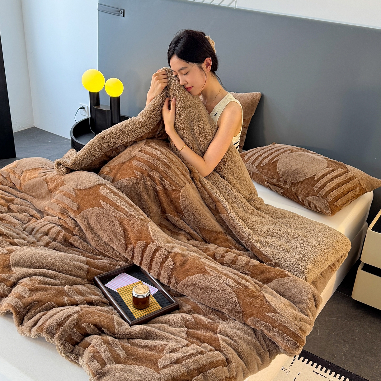 91家纺网 家纺一手货源 找家纺 枋梢家纺 2025新款亮丝兔毛绒兔毛提花北欧几何羊羔绒 双层加厚保暖盖毯 居家午睡保暖毯 几何-咖色