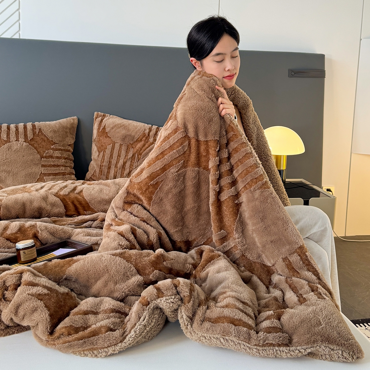 91家纺网 家纺一手货源 找家纺 枋梢家纺 2025新款亮丝兔毛绒兔毛提花北欧几何羊羔绒 双层加厚保暖盖毯 居家午睡保暖毯 几何-咖色