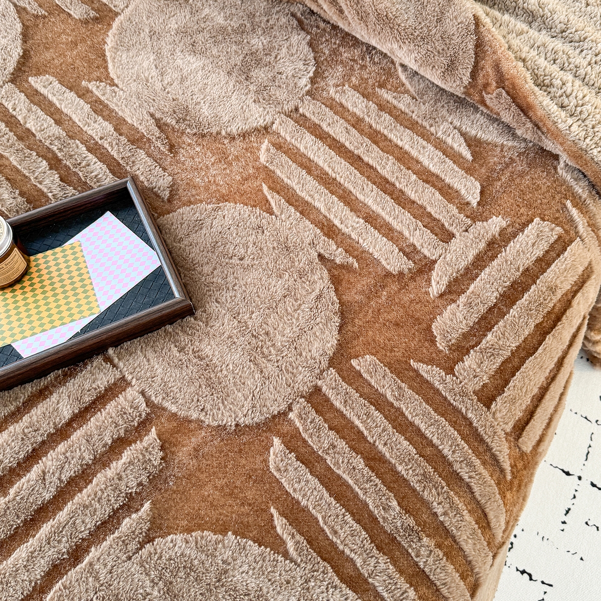 91家纺网 家纺一手货源 找家纺 枋梢家纺 2025新款亮丝兔毛绒兔毛提花北欧几何羊羔绒 双层加厚保暖盖毯 居家午睡保暖毯 几何-咖色