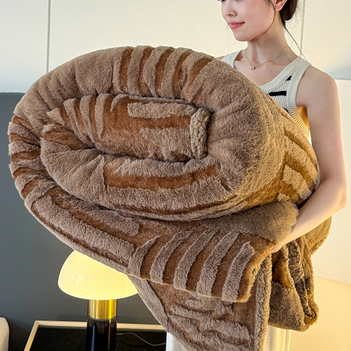 91家纺网 家纺一手货源 找家纺 枋梢家纺 2025新款亮丝兔毛绒兔毛提花北欧几何羊羔绒 双层加厚保暖盖毯 居家午睡保暖毯 几何-咖色