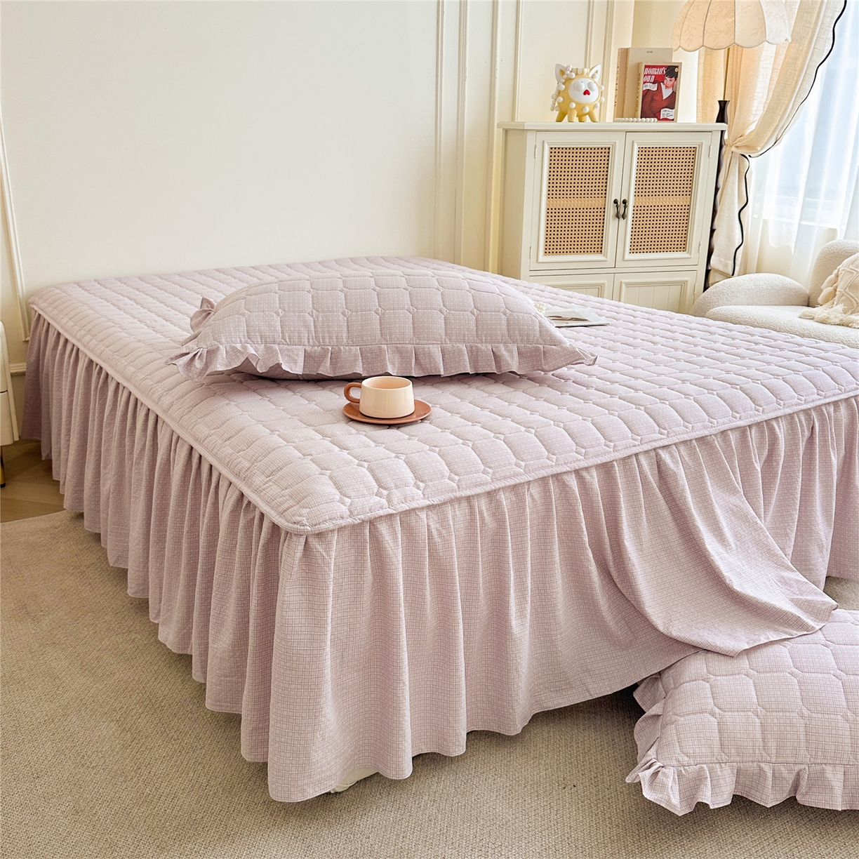 91家纺网 家纺一手货源 找家纺 十个点家纺 2025新款加厚磨毛木棉床裙三件套-格小格系列 格小格-玉