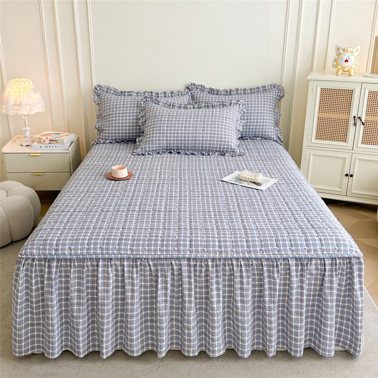 91家纺网 家纺一手货源 找家纺 十个点家纺 2025新款加厚磨毛木棉床裙三件套-格小格系列 格小格-兰