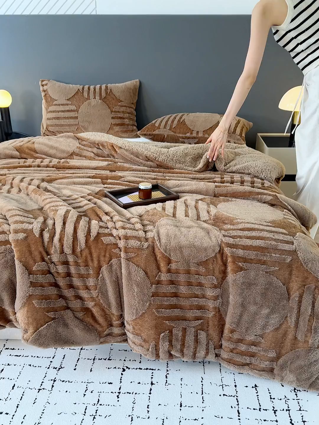 91家纺网 家纺一手货源 找家纺 枋梢家纺 2025新款亮丝兔毛绒兔毛提花北欧几何羊羔绒 双层加厚保暖盖毯 居家午睡保暖毯 几何-咖色