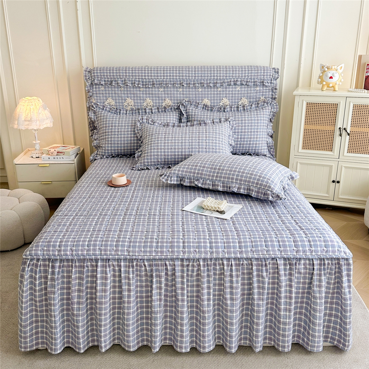 91家纺网 家纺一手货源 找家纺 十个点家纺 2025新款加厚磨毛木棉床裙三件套-格小格系列 格小格-兰